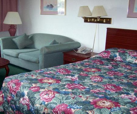 Habitación de hotel con cama y sofá en Harbor Inn, en Philipsburg