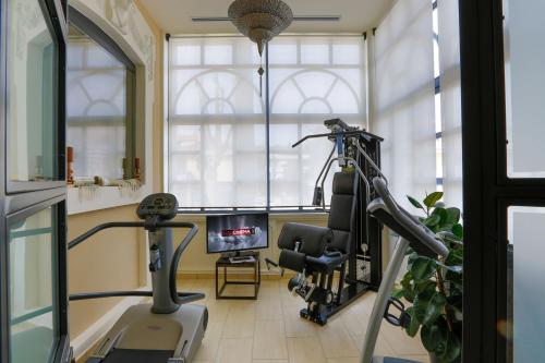 a room with a gym with a treadmill at Hotel 900 in Giulianova