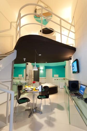 レシフェにあるForum Motelのテーブルと椅子とキッチンのある部屋