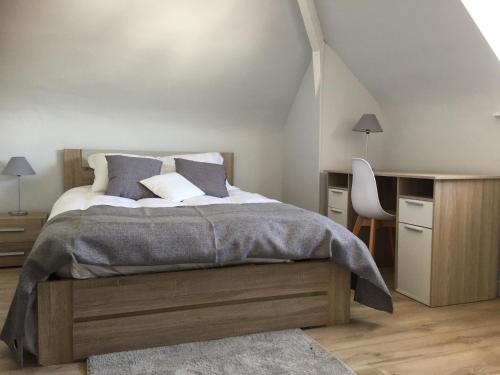une chambre avec un lit et un bureau dans l'établissement Relais vacances à la Mer 1, à Berck-sur-Mer