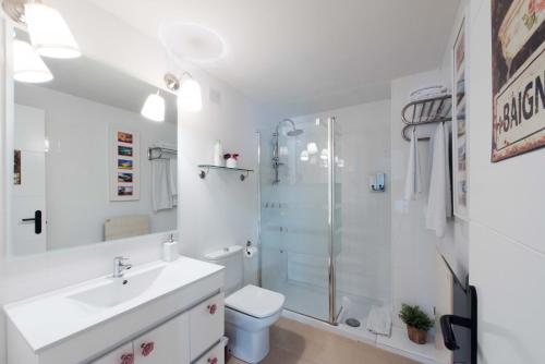 ベルモンテにあるEl Loft de La Cocheraのバスルーム(洗面台、トイレ、シャワー付)