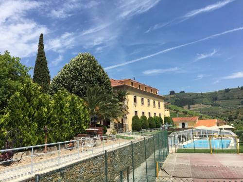 a view of a building and a swimming pool at Solar Quinta da Portela - Douro in Santa Marta de Penaguião