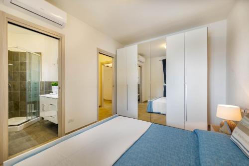 1 dormitorio con 1 cama y baño en Caneis Apartments, en San Teodoro