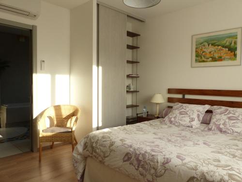 Un pat sau paturi într-o cameră la Les Enselmes