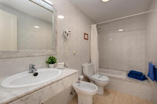 Ένα μπάνιο στο Rocas Blancas Apartments