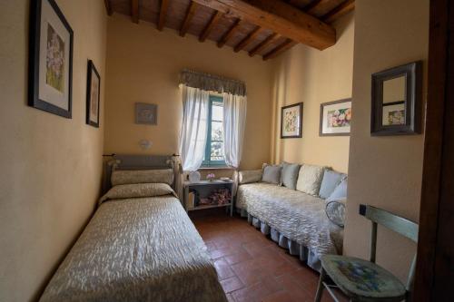 sala de estar con sofá y ventana en Podere San Luigi, en San Gimignano