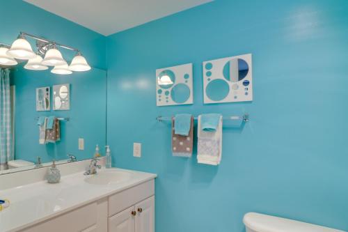 La salle de bains bleue est pourvue d'un lavabo et d'un miroir. dans l'établissement Blue Heaven, à Glenora
