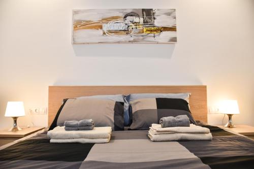 En eller flere senge i et værelse på Apartments Vegueta Suite
