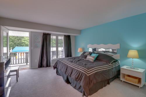 - une chambre avec un grand lit et un balcon dans l'établissement Blue Heaven, à Glenora
