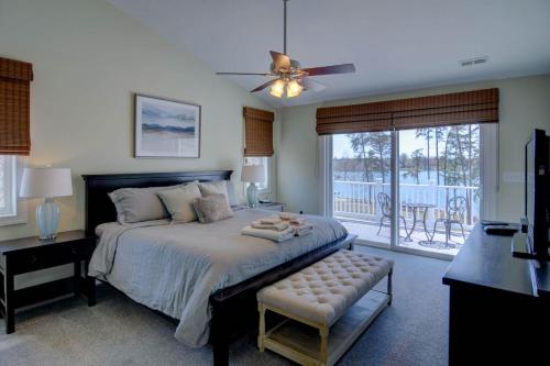 - une chambre avec un grand lit et un balcon dans l'établissement Sweet Carolina, à Glenora