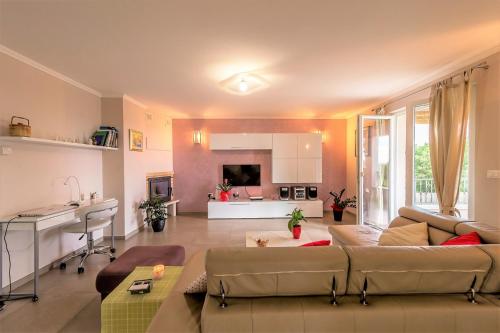Μια τηλεόραση ή/και κέντρο ψυχαγωγίας στο Modern Villa Vesna with Private Pool