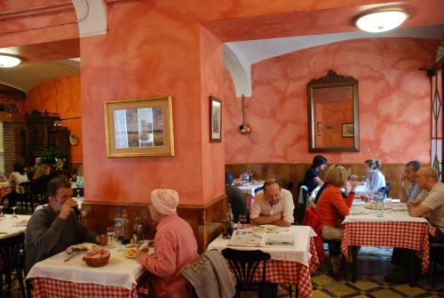 een groep mensen die aan tafel zitten in een restaurant bij Hotel Pinxo in Santa Coloma de Farners