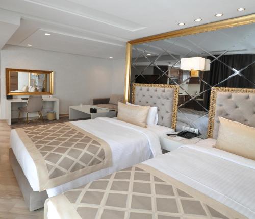 Una cama o camas en una habitación de Suite Hotel Casa Diamond