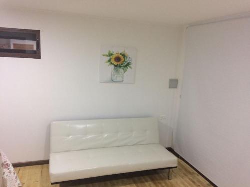 a white bench in a room with a vase of flowers at Cabañas Suite Matanzas in Navidad