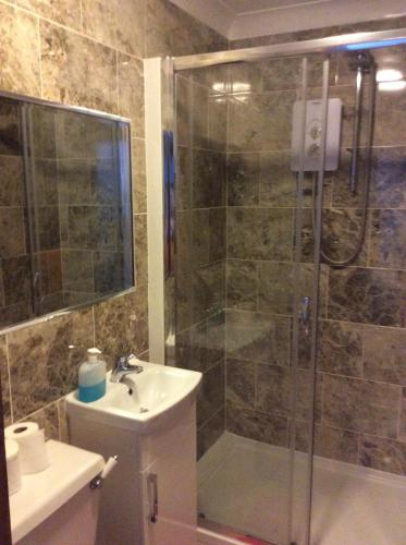 A bathroom at The Lodge Guest House 