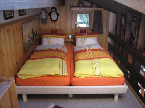 グレヘンにあるHaus Gentiana Aの小さな部屋のベッド2台