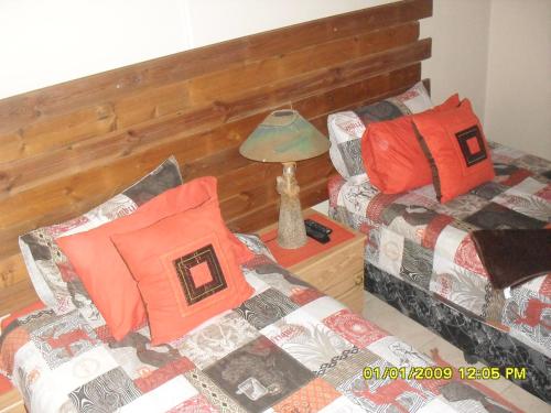 a living room with a couch and a table with a lamp at Silvermoon in Nigel
