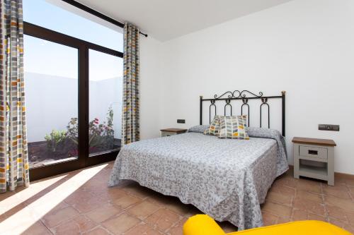 A bed or beds in a room at Casa el Aceitunal