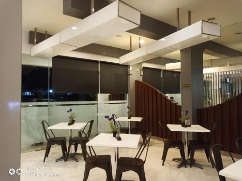 梭隆的住宿－Ayla City Hotel，餐馆里的一组桌椅