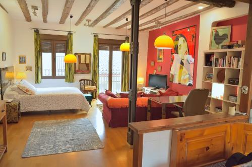 サラゴサにあるCasa Dianaのベッドルーム1室(ベッド1台付)、リビングルームが備わります。