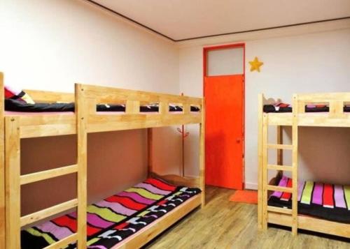 Palanda nebo palandy na pokoji v ubytování Jarasum Guest House