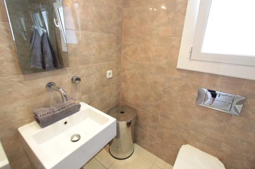 エンプリアブラバにあるLEON INMO Villa Pia - 11084のバスルーム(洗面台、鏡付)