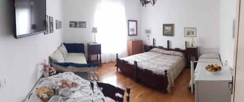 um quarto com duas camas e uma mesa com uma mesa sidx sidx sidx em B&B A Ridosso em Gubbio