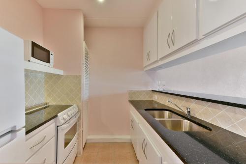Dapur atau dapur kecil di Butterfly Beach Hotel