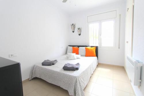エンプリアブラバにあるLEON INMO Villa Pia - 11084の白いベッドルーム(ベッド1台、窓付)