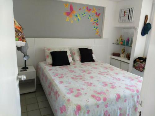 sypialnia z dużym łóżkiem z kwiatami w obiekcie ANCORAR FLAT RESORT g7202 w mieście Porto de Galinhas