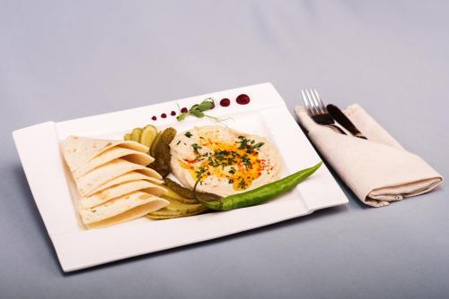 奥多尔黑塞库耶斯克Páva Pension & Spa的桌上一盘带鸡蛋和薯条的食物