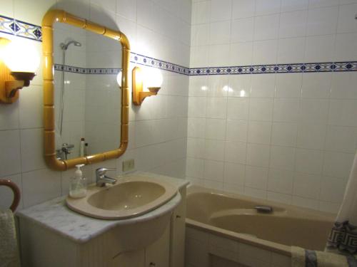 y baño con lavabo y bañera. en Casa Burgués, en Beceite