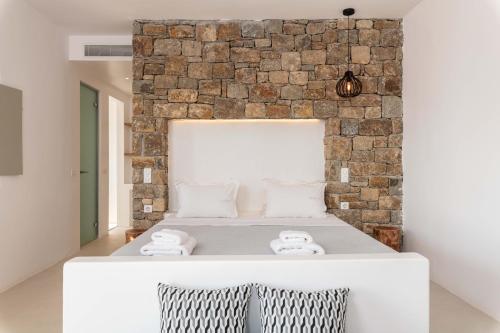 Tempat tidur dalam kamar di Trinity Mykonos - Villa & Beachfront Boutique Hotel