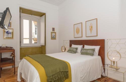um quarto com uma cama grande e uma janela em Lisbon City Center em Lisboa