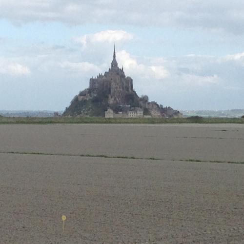 uma ilha com um castelo no meio de um campo em Chambres d'hôtes dans la baie du Mt St Michel em Carolles