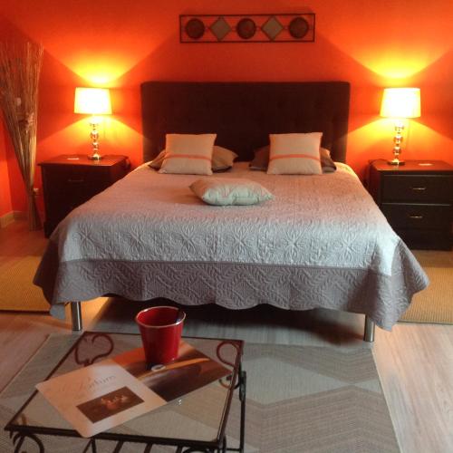 Ένα ή περισσότερα κρεβάτια σε δωμάτιο στο Chambres d'hôtes dans la baie du Mt St Michel