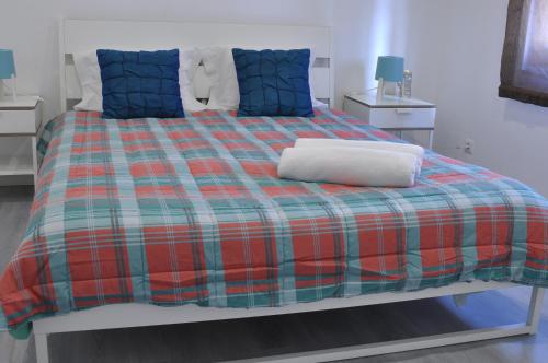 ヴィラ・ノヴァ・デ・ガイアにあるOporto2All Apartments - Apt3のベッド1台(赤と青の毛布、青の枕付)