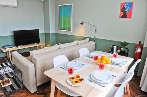 - un salon avec une table et un canapé dans l'établissement Red, Red Wine Apartment 3B, à Lisbonne