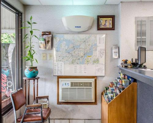 a room with a map on the wall at Econo Lodge Frackville in Frackville