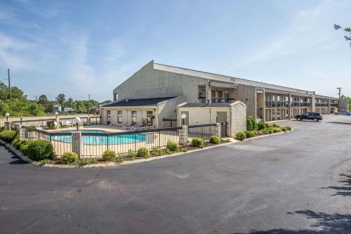 un bâtiment avec une piscine dans un parking dans l'établissement Quality Inn Gaffney I-85, à Gaffney