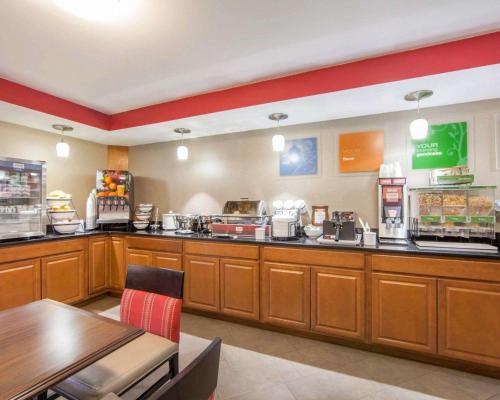 a fast food restaurant with a fast food counter at Comfort Inn at Royal Blue in Pioneer