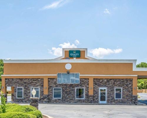 a building with a sign on top of it at Quality Inn Greenwood Hwy 25 in Greenwood
