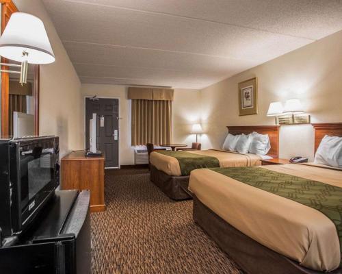 um quarto de hotel com duas camas e uma televisão de ecrã plano em Econo Lodge Inn & Suites em Lugoff