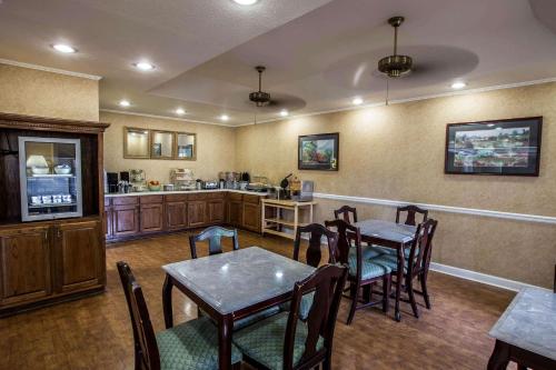 a living room filled with furniture and a table at Quality Inn Kingsport in Kingsport