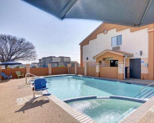 una piscina con una silla y un edificio en Quality Inn en Forest Hill