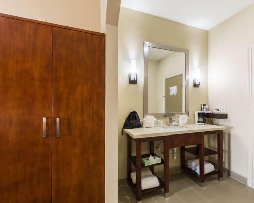 Ванна кімната в Econo Lodge Inn & Suites East Houston I-10