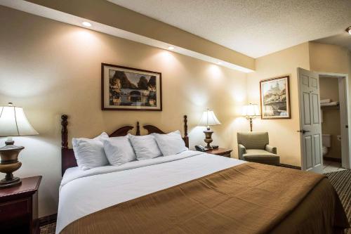 מיטה או מיטות בחדר ב-Quality Inn Kingsport