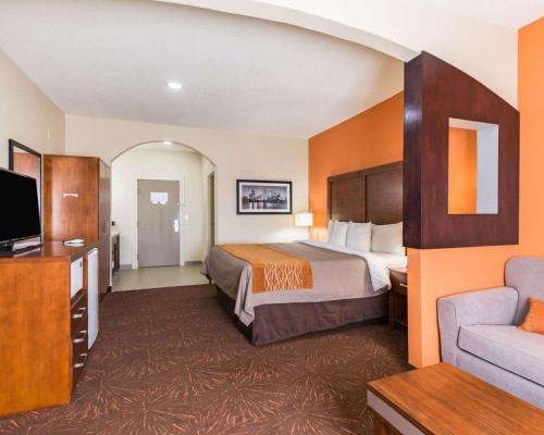 Econo Lodge Inn & Suites East Houston I-10 tesisinde bir odada yatak veya yataklar