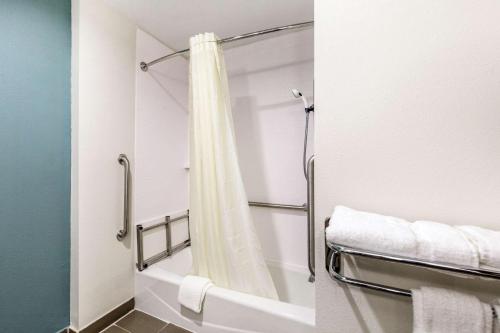 Koupelna v ubytování Sleep Inn & Suites - Bryan