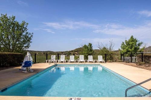 a swimming pool with chairs and a table at Quality Inn Kingsport South in Kingsport